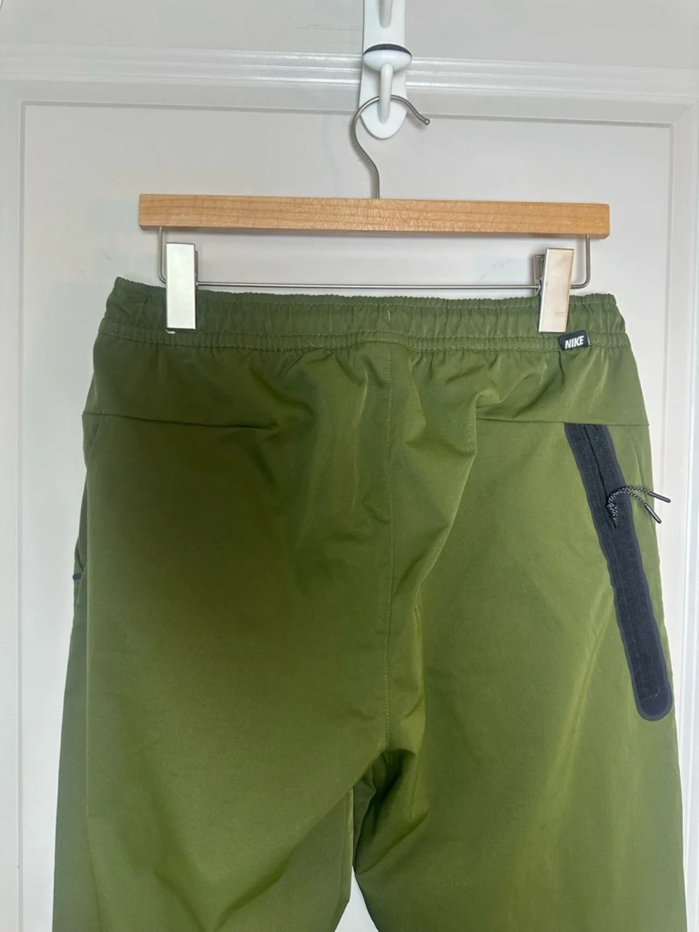 NIKE Sportswear Tech Essential Commuter Green Pants, Size Medium